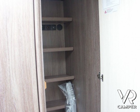 Burstner Ixeo Time 586: semintegrale di piccole dimensioni con cucina in coda e letto basculante sopra ad una ampia dinette