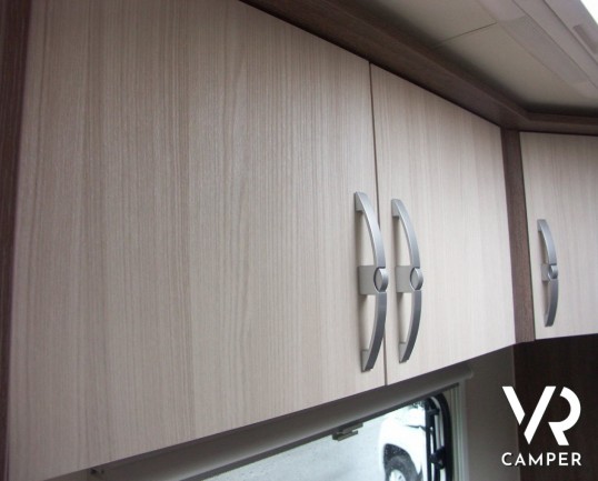 Burstner Ixeo Time 586: semintegrale di piccole dimensioni con cucina in coda e letto basculante sopra ad una ampia dinette