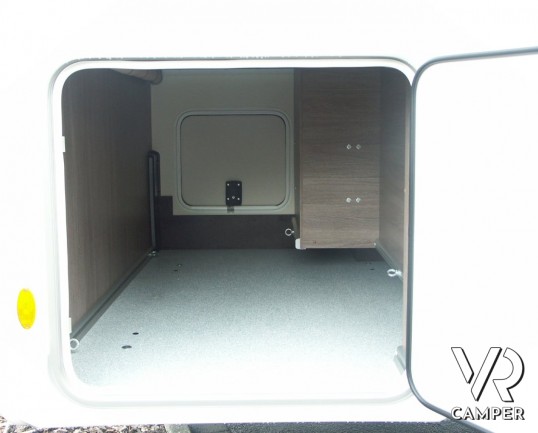 Burstner Ixeo Time 734: letto nautico con letto basculante centrale, frigorifero grande con bagno e doccia separati