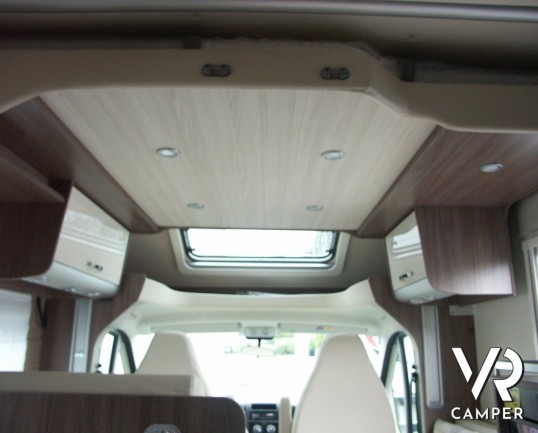 Burstner Ixeo Time 734: letto nautico con letto basculante centrale, frigorifero grande con bagno e doccia separati