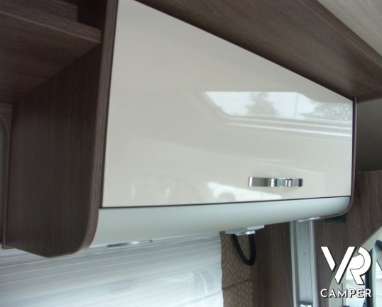 Burstner Ixeo Time 734: letto nautico con letto basculante centrale, frigorifero grande con bagno e doccia separati