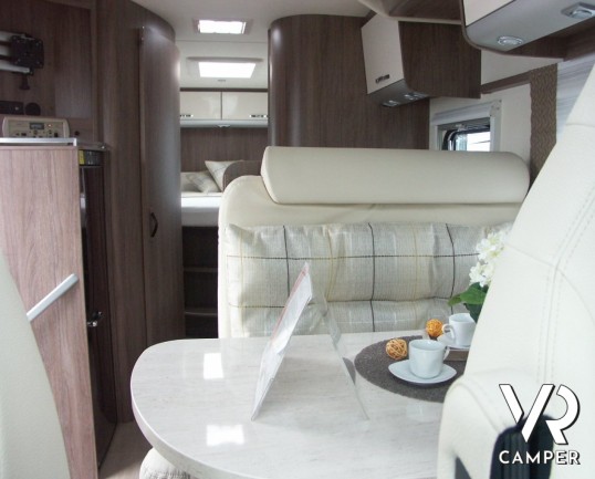 Burstner Ixeo Time 734: letto nautico con letto basculante centrale, frigorifero grande con bagno e doccia separati