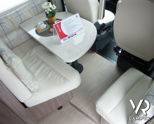 Burstner Ixeo Time 734: letto nautico con letto basculante centrale, frigorifero grande con bagno e doccia separati