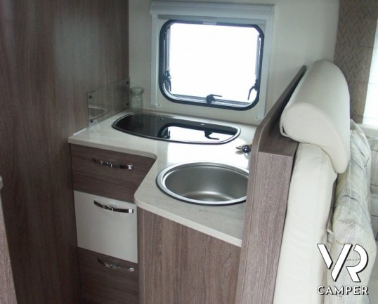 Burstner Ixeo Time 734: letto nautico con letto basculante centrale, frigorifero grande con bagno e doccia separati