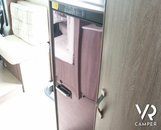 Burstner Ixeo Time 734: letto nautico con letto basculante centrale, frigorifero grande con bagno e doccia separati