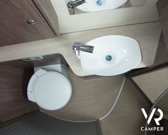 Burstner Ixeo Time 734: letto nautico con letto basculante centrale, frigorifero grande con bagno e doccia separati