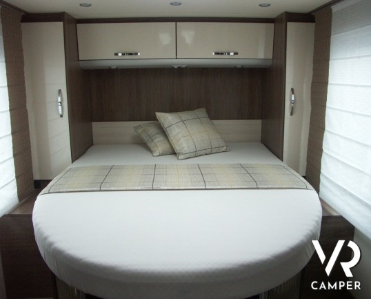 Burstner Ixeo Time 734: letto nautico con letto basculante centrale, frigorifero grande con bagno e doccia separati