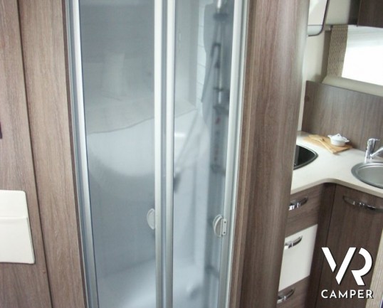 Burstner Ixeo Time 734: letto nautico con letto basculante centrale, frigorifero grande con bagno e doccia separati