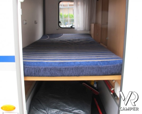 Burstner Levanto A576: camper usato mansardato con letti a castello posteriori, doccia separata, ampia dinette e cucina spaziosa