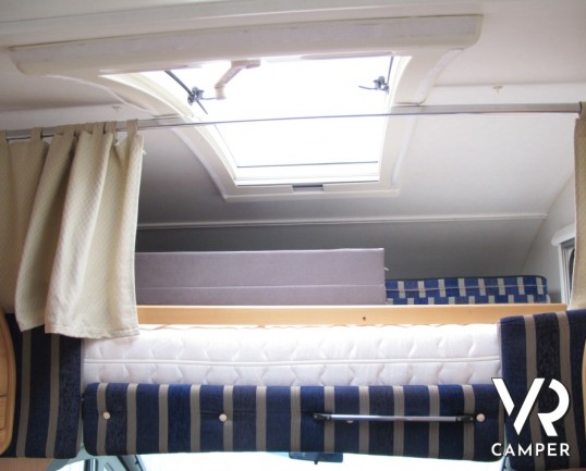 Burstner Levanto A576: camper usato mansardato con letti a castello posteriori, doccia separata, ampia dinette e cucina spaziosa