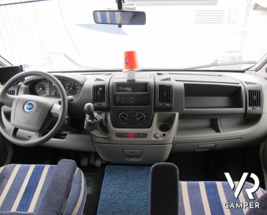 Burstner Levanto A576: camper usato mansardato con letti a castello posteriori, doccia separata, ampia dinette e cucina spaziosa