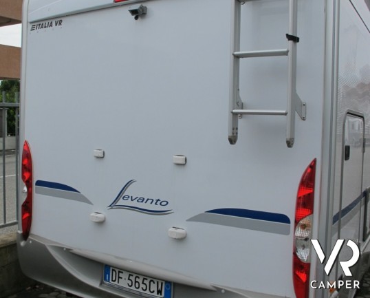 Burstner Levanto A576: camper usato mansardato con letti a castello posteriori, doccia separata, ampia dinette e cucina spaziosa