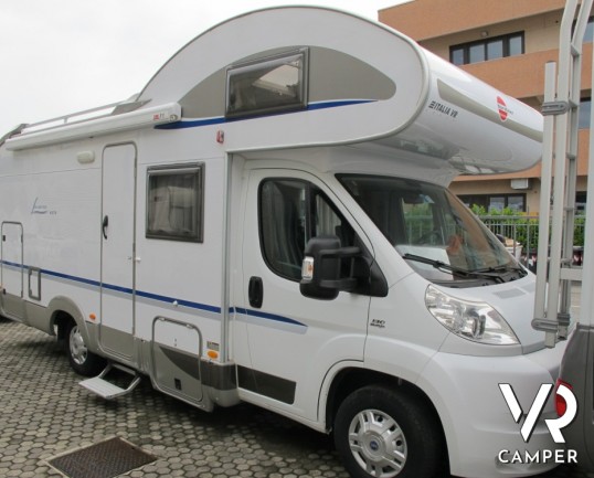 Burstner Levanto A576: camper usato mansardato con letti a castello posteriori, doccia separata, ampia dinette e cucina spaziosa