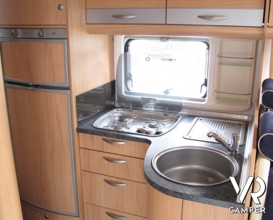 Burstner Levanto A576: camper usato mansardato con letti a castello posteriori, doccia separata, ampia dinette e cucina spaziosa