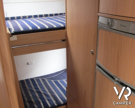 Burstner Levanto A576: camper usato mansardato con letti a castello posteriori, doccia separata, ampia dinette e cucina spaziosa