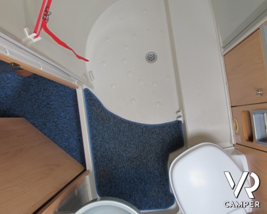 Burstner Levanto A576: camper usato mansardato con letti a castello posteriori, doccia separata, ampia dinette e cucina spaziosa