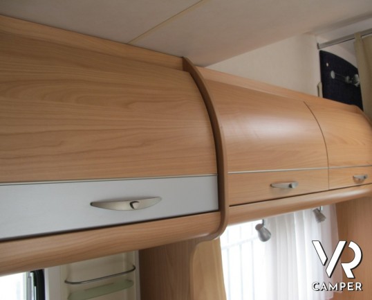 Burstner Levanto A576: camper usato mansardato con letti a castello posteriori, doccia separata, ampia dinette e cucina spaziosa