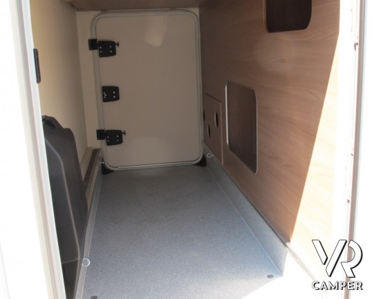 Burstner Lyseo I 690 G: nuova evoluzione dei motorhome Burstner con letti gemelli in coda e ampio garage, cucina ad angolo e frigo grande doppia porta