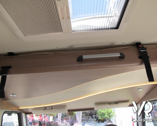 Burstner Lyseo I 690 G: nuova evoluzione dei motorhome Burstner con letti gemelli in coda e ampio garage, cucina ad angolo e frigo grande doppia porta