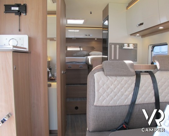 Burstner Lyseo I 690 G: nuova evoluzione dei motorhome Burstner con letti gemelli in coda e ampio garage, cucina ad angolo e frigo grande doppia porta
