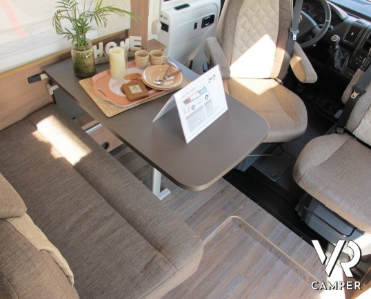 Burstner Lyseo I 690 G: nuova evoluzione dei motorhome Burstner con letti gemelli in coda e ampio garage, cucina ad angolo e frigo grande doppia porta