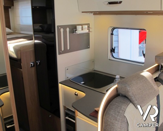 Burstner Lyseo I 690 G: nuova evoluzione dei motorhome Burstner con letti gemelli in coda e ampio garage, cucina ad angolo e frigo grande doppia porta