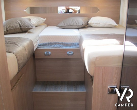 Burstner Lyseo I 690 G: nuova evoluzione dei motorhome Burstner con letti gemelli in coda e ampio garage, cucina ad angolo e frigo grande doppia porta