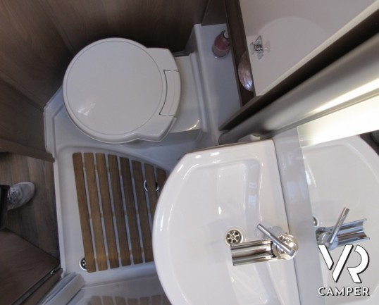 Burstner Lyseo I 690 G: nuova evoluzione dei motorhome Burstner con letti gemelli in coda e ampio garage, cucina ad angolo e frigo grande doppia porta