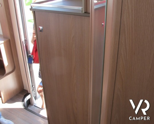 Burstner Lyseo I 690 G: nuova evoluzione dei motorhome Burstner con letti gemelli in coda e ampio garage, cucina ad angolo e frigo grande doppia porta