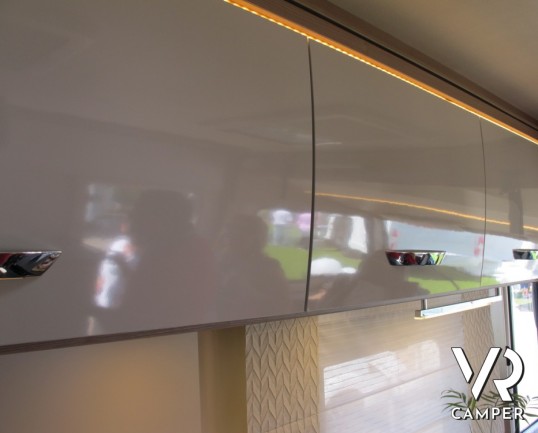 Burstner Lyseo I 690 G: nuova evoluzione dei motorhome Burstner con letti gemelli in coda e ampio garage, cucina ad angolo e frigo grande doppia porta