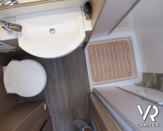 Burstner Lyseo I 720: camper motorhome nuovo con letti gemelli bassi e centrali, bagno in coda con doccia separata