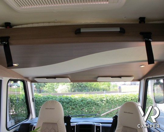 Burstner Lyseo I 728 G: maxi motorhome con letti gemelli posteriori e ampio garage, bagno con doccia separati, dinette a L con divanetto contrapposto