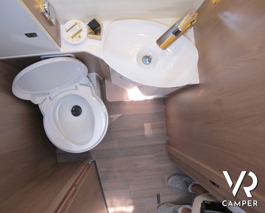 Burstner Lyseo I 728 G: maxi motorhome con letti gemelli posteriori e ampio garage, bagno con doccia separati, dinette a L con divanetto contrapposto