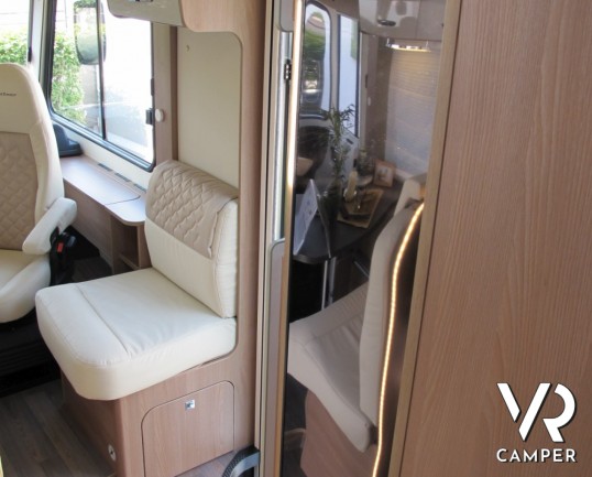 Burstner Lyseo I 728 G: maxi motorhome con letti gemelli posteriori e ampio garage, bagno con doccia separati, dinette a L con divanetto contrapposto