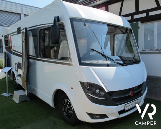 Burstner Lyseo I 728 G: maxi motorhome con letti gemelli posteriori e ampio garage, bagno con doccia separati, dinette a L con divanetto contrapposto