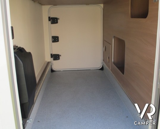 Burstner Lyseo I 728 G: maxi motorhome con letti gemelli posteriori e ampio garage, bagno con doccia separati, dinette a L con divanetto contrapposto