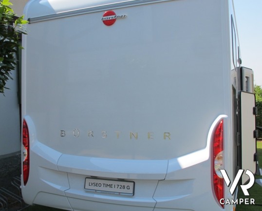 Burstner Lyseo I 728 G: maxi motorhome con letti gemelli posteriori e ampio garage, bagno con doccia separati, dinette a L con divanetto contrapposto