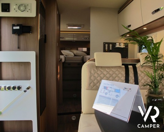 Burstner Lyseo I 728 G: maxi motorhome con letti gemelli posteriori e ampio garage, bagno con doccia separati, dinette a L con divanetto contrapposto
