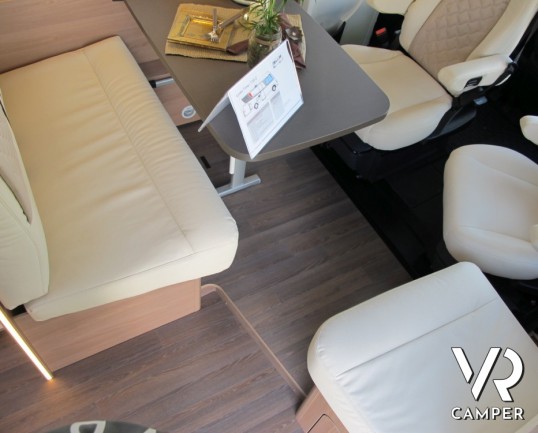 Burstner Lyseo I 728 G: maxi motorhome con letti gemelli posteriori e ampio garage, bagno con doccia separati, dinette a L con divanetto contrapposto