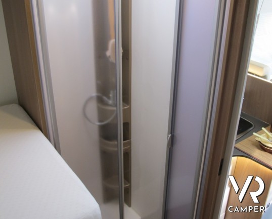 Burstner Lyseo I 728 G: maxi motorhome con letti gemelli posteriori e ampio garage, bagno con doccia separati, dinette a L con divanetto contrapposto