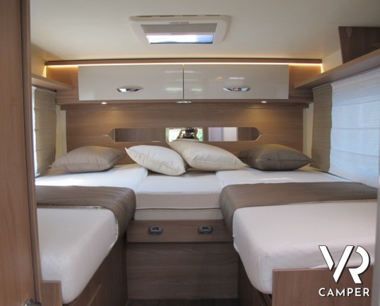 Burstner Lyseo I 728 G: maxi motorhome con letti gemelli posteriori e ampio garage, bagno con doccia separati, dinette a L con divanetto contrapposto