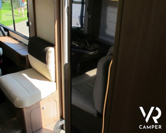 Burstner Lyseo I 734: maxi motorhome in patente B con letto nautico posteriore, bagno e doccia separata, e letto basculante