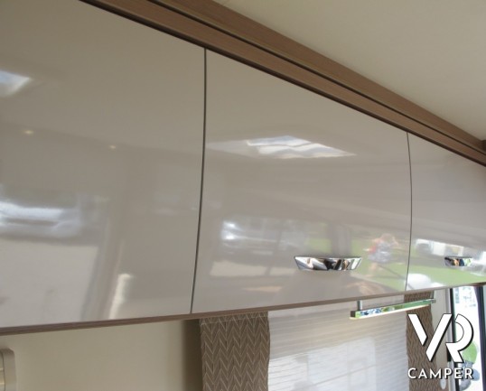 Burstner Lyseo I 734: maxi motorhome in patente B con letto nautico posteriore, bagno e doccia separata, e letto basculante