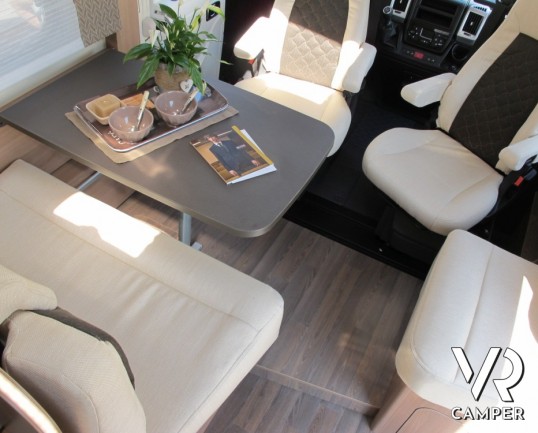 Burstner Lyseo I 734: maxi motorhome in patente B con letto nautico posteriore, bagno e doccia separata, e letto basculante