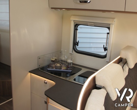 Burstner Lyseo I 734: maxi motorhome in patente B con letto nautico posteriore, bagno e doccia separata, e letto basculante