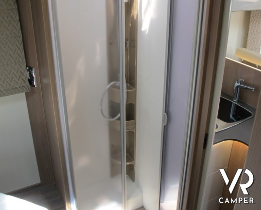 Burstner Lyseo I 734: maxi motorhome in patente B con letto nautico posteriore, bagno e doccia separata, e letto basculante