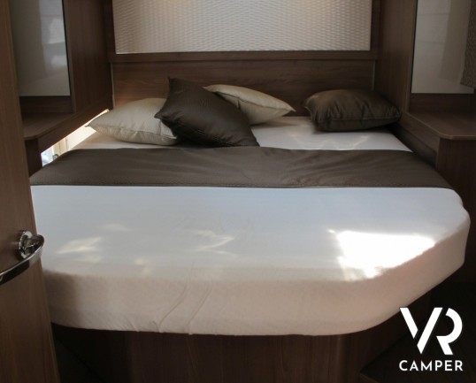 Burstner Lyseo I 734: maxi motorhome in patente B con letto nautico posteriore, bagno e doccia separata, e letto basculante