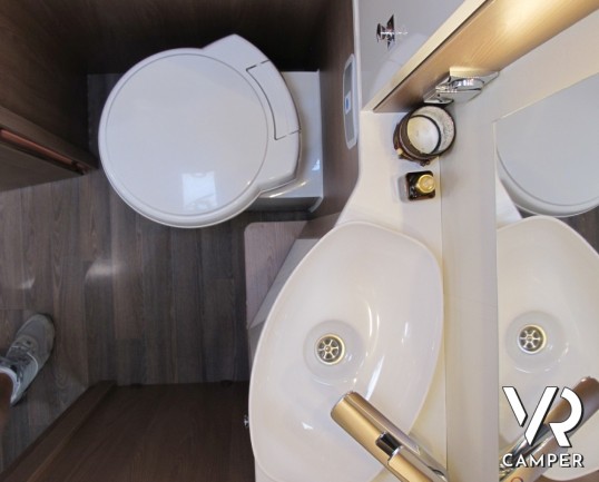 Burstner Lyseo I 734: maxi motorhome in patente B con letto nautico posteriore, bagno e doccia separata, e letto basculante