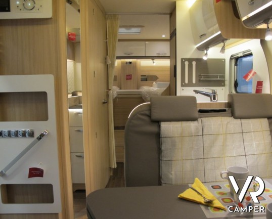 Burstner Lyseo T 690 G: nuovo semintegrale Burstner con garage, letto basculante e ampia dinette, nuovo modello sotto i sette metri e letti gemelli