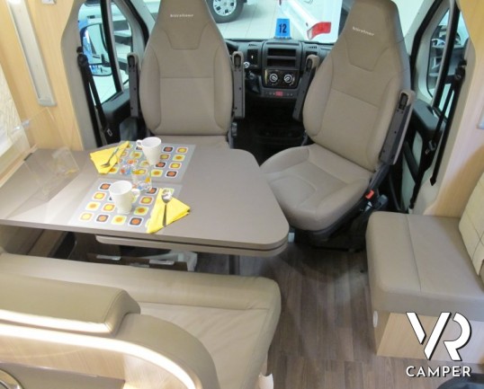 Burstner Lyseo T 690 G: nuovo semintegrale Burstner con garage, letto basculante e ampia dinette, nuovo modello sotto i sette metri e letti gemelli